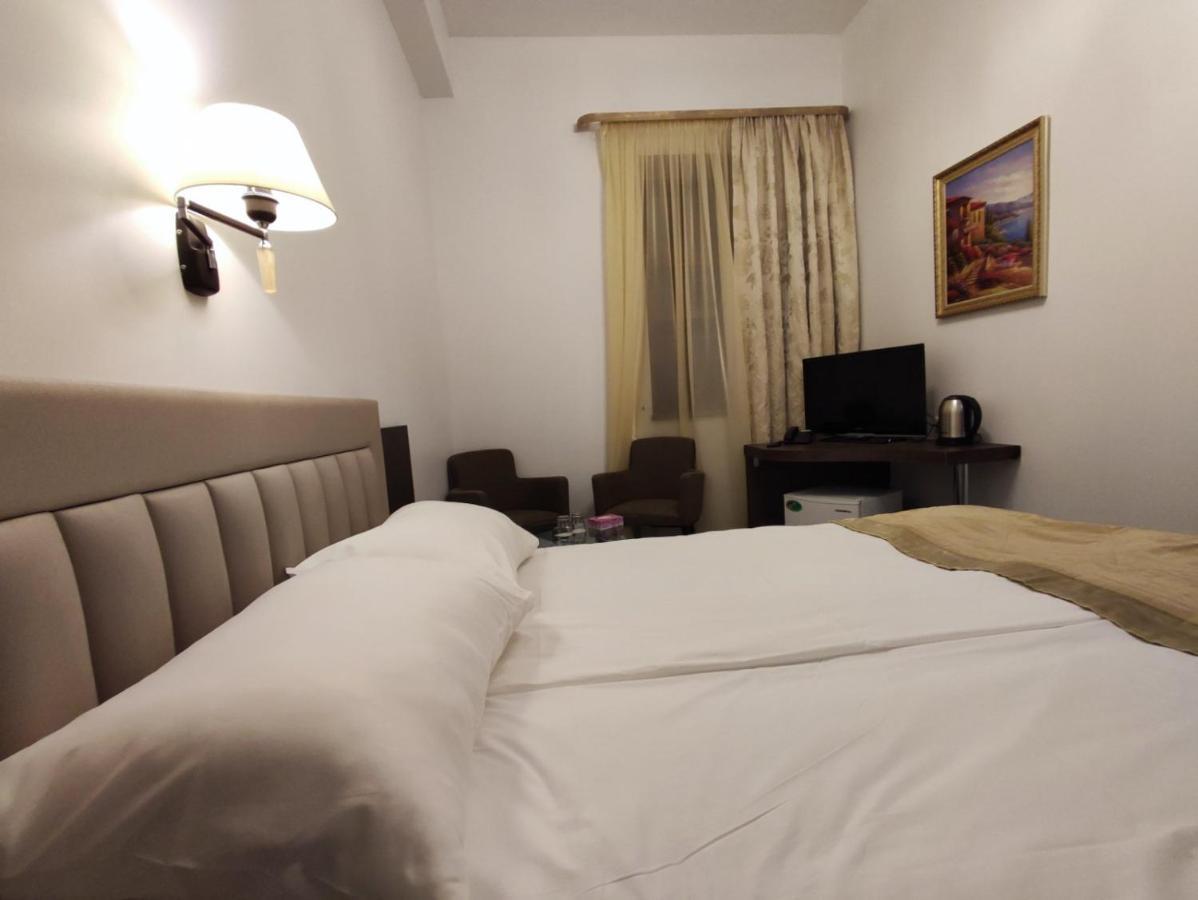 Yerevan Deluxe Hotel Exterior photo