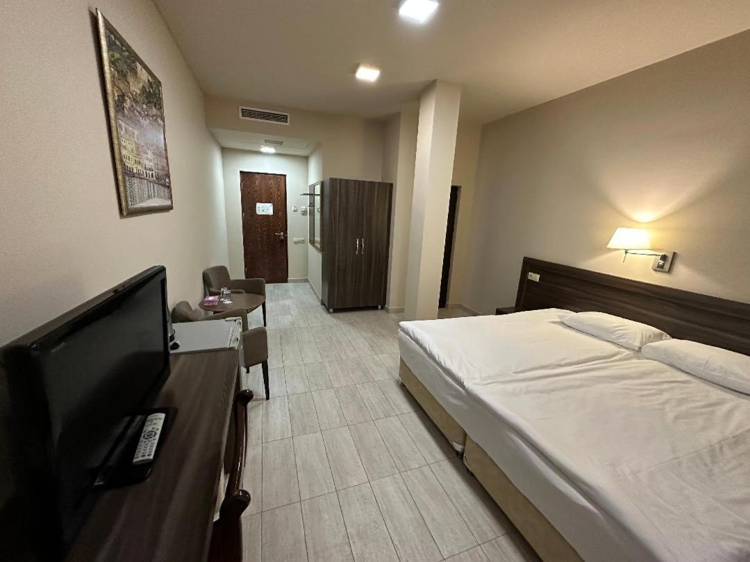 Yerevan Deluxe Hotel Exterior photo