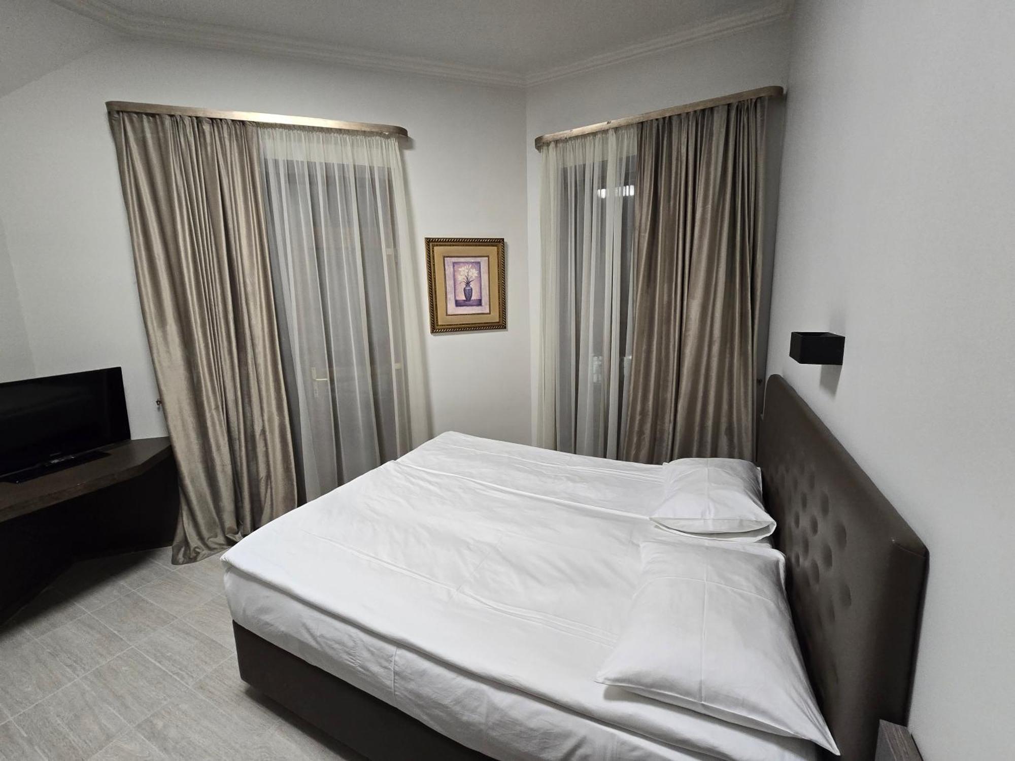 Yerevan Deluxe Hotel Exterior photo