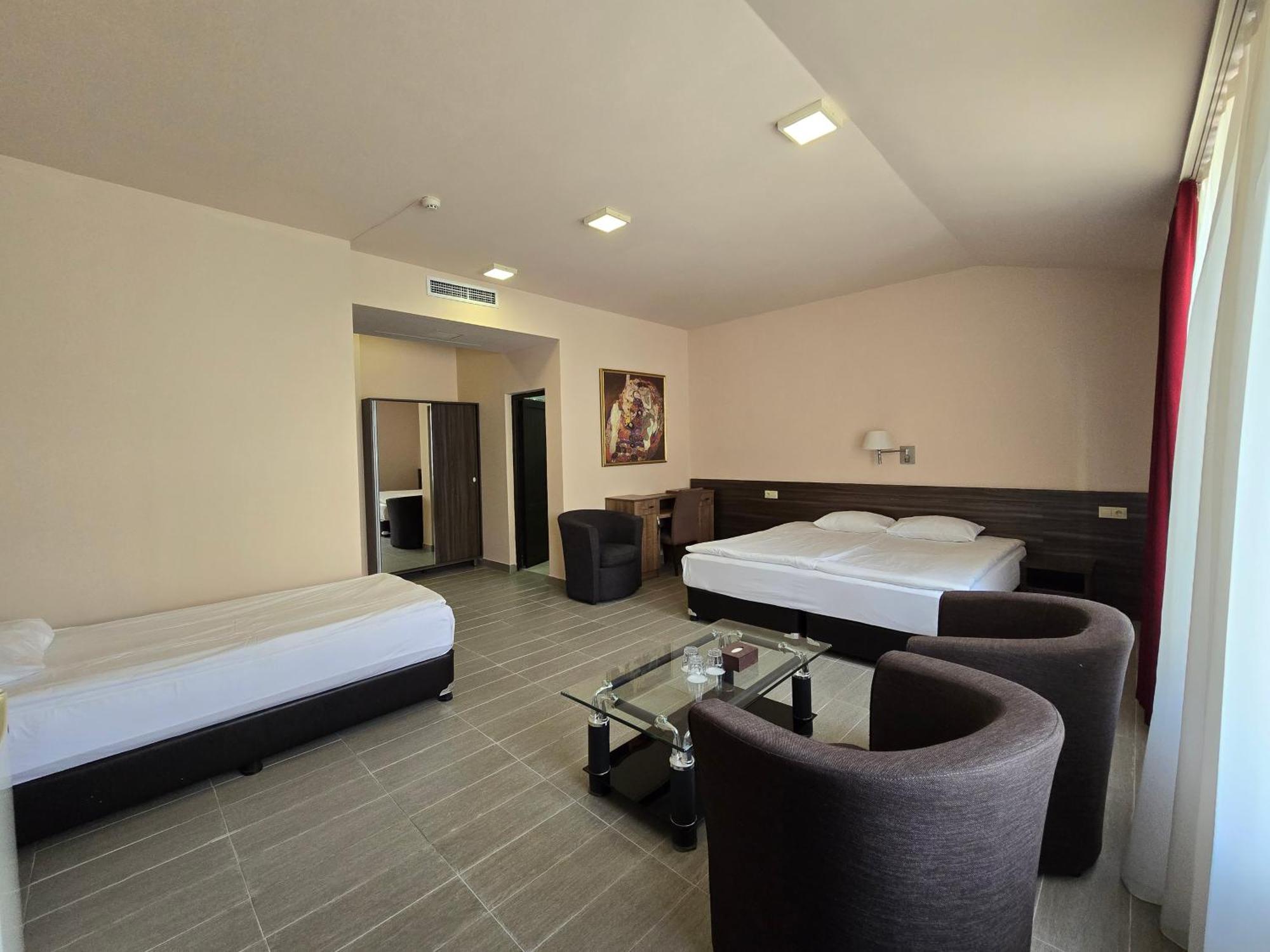 Yerevan Deluxe Hotel Exterior photo
