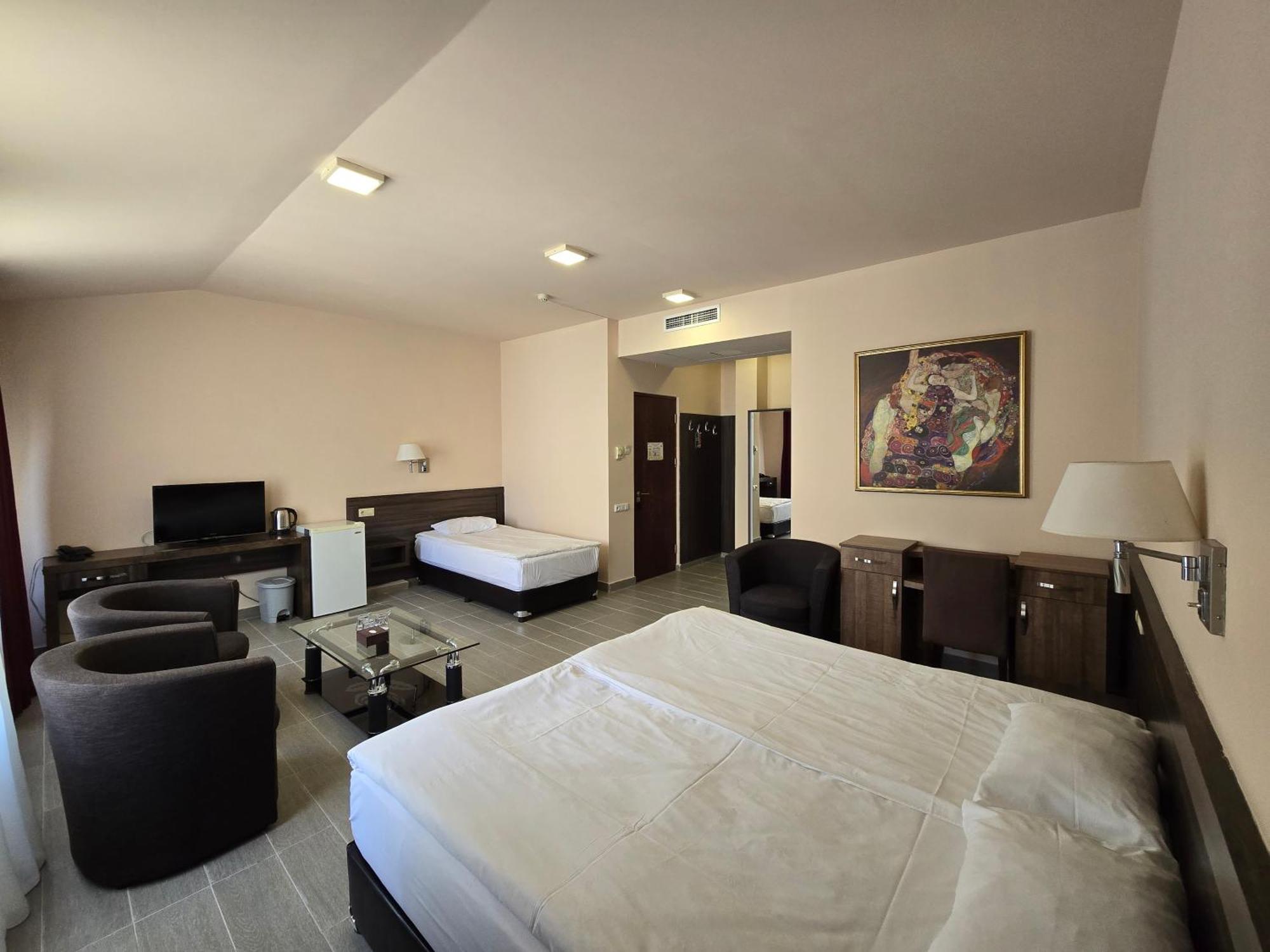 Yerevan Deluxe Hotel Exterior photo