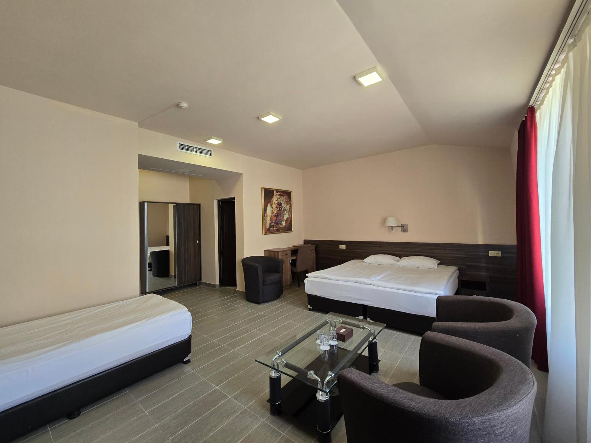 Yerevan Deluxe Hotel Exterior photo