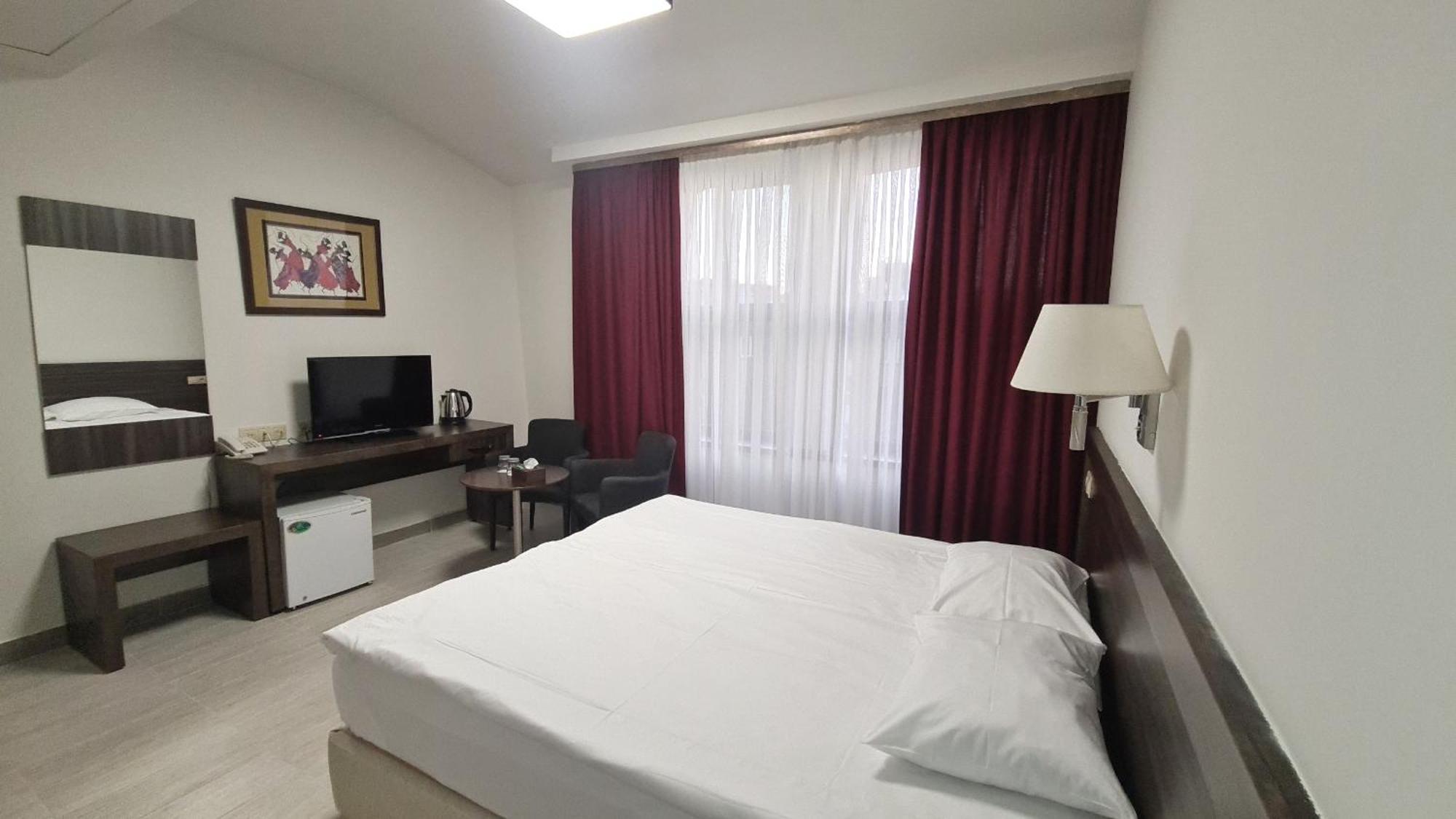 Yerevan Deluxe Hotel Exterior photo