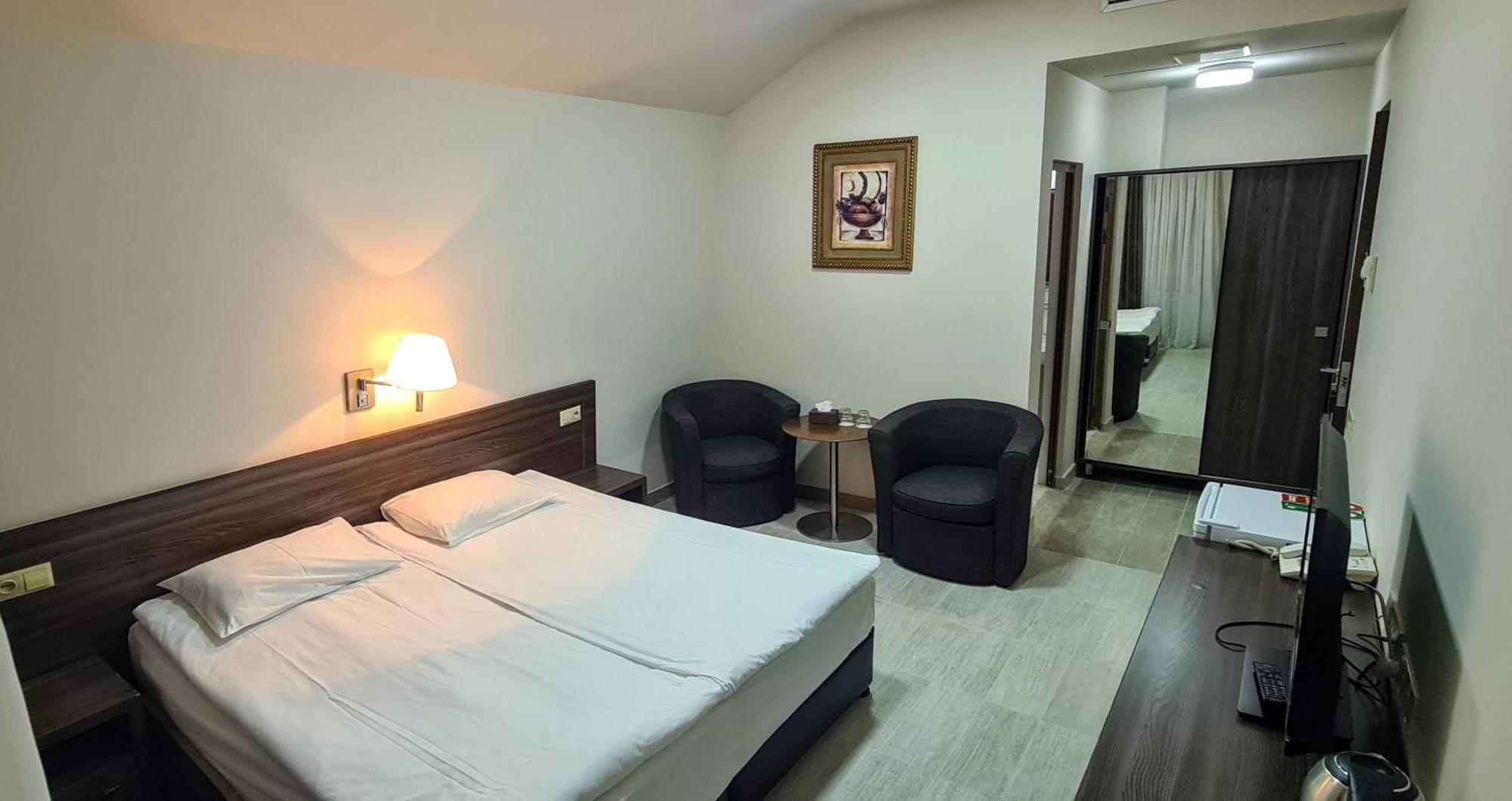 Yerevan Deluxe Hotel Exterior photo